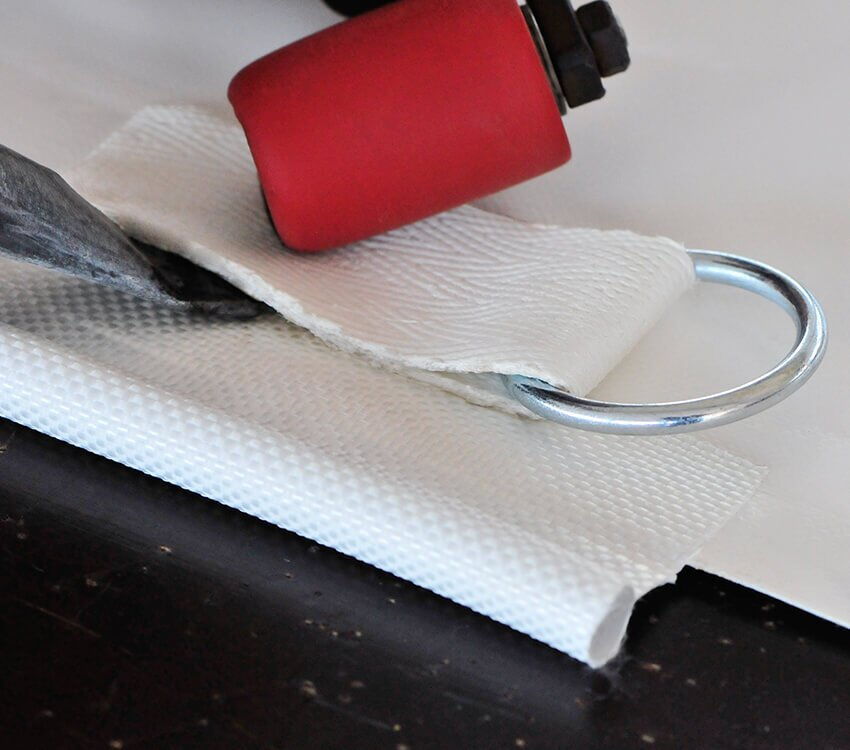 Für all unsere PVC-Planen gilt: Wir arbeiten mit Haken und Ösen, besten Materialien und sehr gewissenhaft.