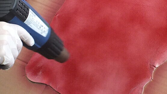 Autosattlerei Freier - Lederreparatur. Hier zu sehen das Einfärben, erster Durchgang.