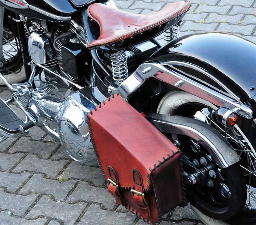 autosattlerei-freier-motorradsattel-und-satteltasche-aus-patiniertem-gefaerbten-vollleder