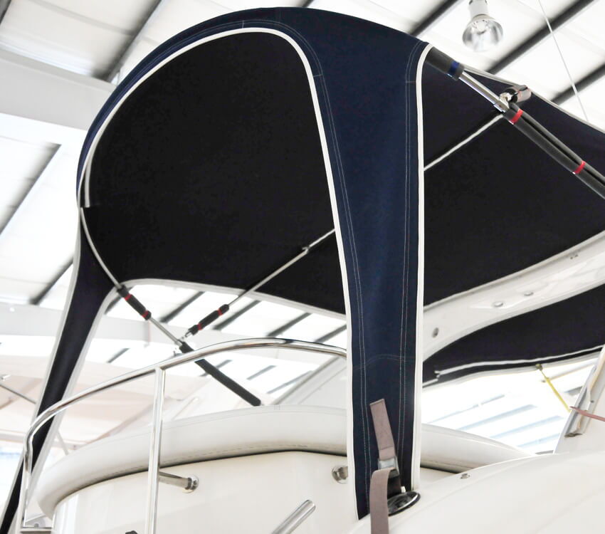 autosattlerei-freier-persenning-bootsplane-in-der-marina