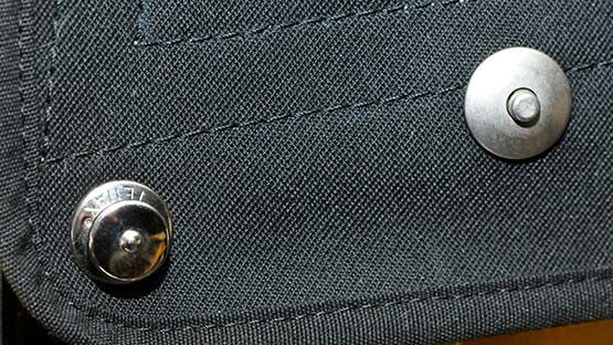 Wir verwenden in der Auto&shy;sattlerei Freier den als Tenax® bekannt gewordenen Schnell&shy;ver&shy;schluss und andere, der Origina&shy;lität nicht abträg&shy;liche Verdeck&shy;befestigungen.