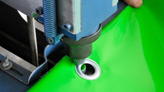 Autosattlerei Freier – Ösen setzen wir nicht nur von Hand, sondern auch mit Maschinen.