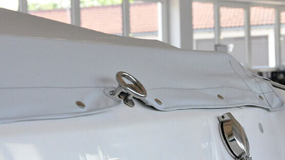 Autosattlerei Freier – Detailansicht einer soeben fertiggestellten und montierten Bootsper­sen­ning